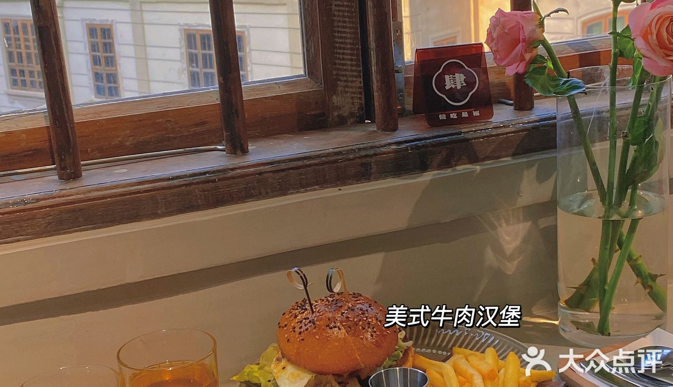 刚到的时候没什么人 我们就挑了个窗边的位置