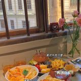 刚到的时候没什么人 我们就挑了个窗边的位置