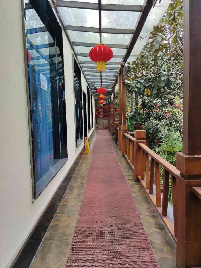 京川烤鸭酒楼-"[薄荷]环境:里面分了几个园,头顶是透明.