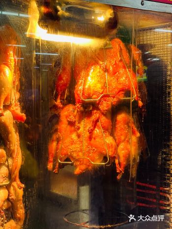 这个大东副食店位于沈河区东顺城街，外表装修很有特色