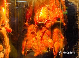 这个大东副食店位于沈河区东顺城街，外表装修很有特色