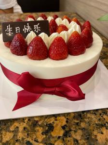 巴黎贝甜(津南永旺店)-"「草莓盛宴蛋糕」蛋糕非常好吃,吃起来不油.