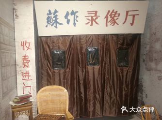 放声的哭闹，想笑就笑，想使小性子就使