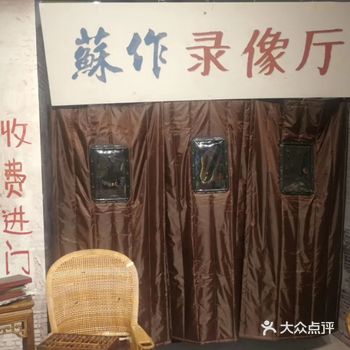 放声的哭闹，想笑就笑，想使小性子就使