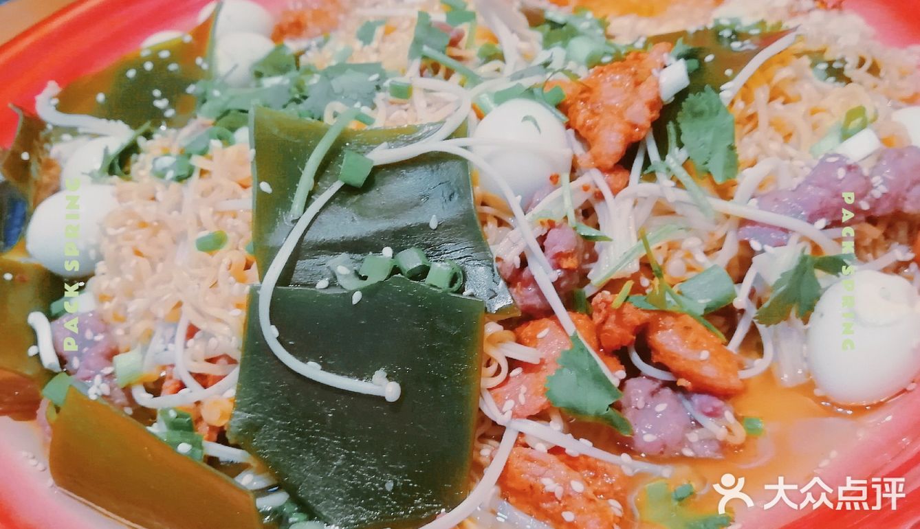 【颜小蛮盘盘麻辣烫】[调皮]用搪瓷盘装的干捞麻辣烫！