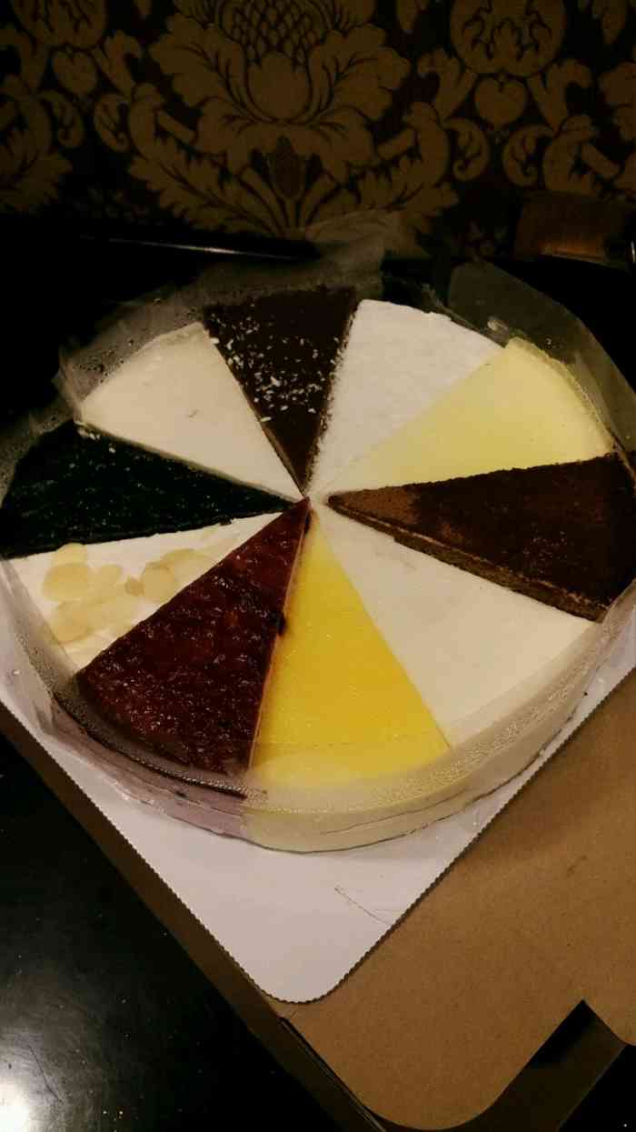 蛋糕虽说包装简陋了点,但味道还是不错的,不是太甜,蛮清爽的!