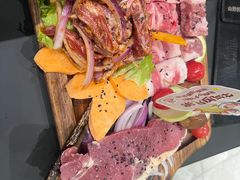 -山野的朋友露营炭火烤肉