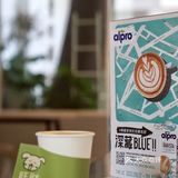早晨散步，过来喝杯新品，这么早营业的咖啡小铺真不多