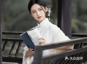 到苏州无一不会选择苏州园林的 在苏州园林穿上旧时的旗袍