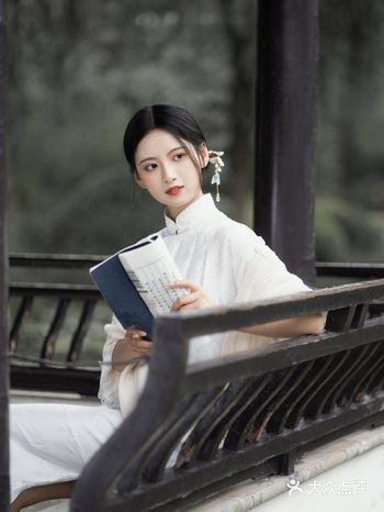 到苏州无一不会选择苏州园林的 在苏州园林穿上旧时的旗袍