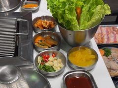 -山野的朋友露营炭火烤肉