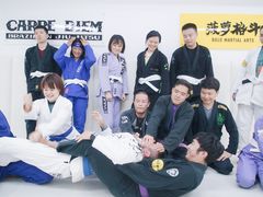 -菠萝格斗巴西柔术训练馆