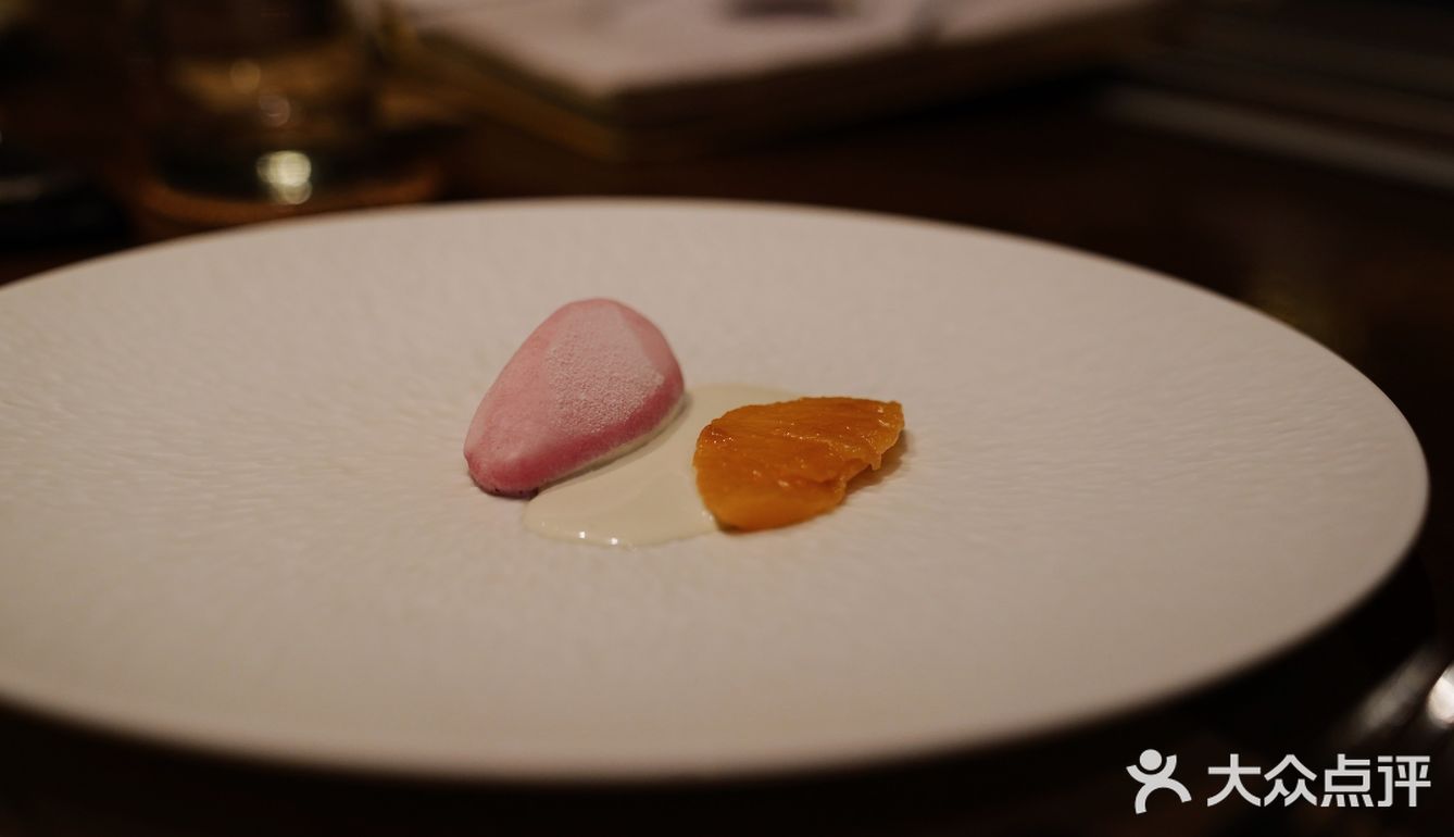 搭配煎蛋造型的迷迭香和芒果酱 萌！