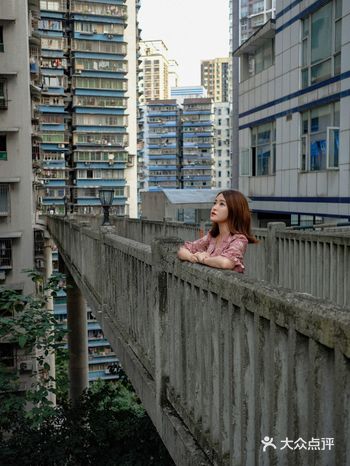 重庆｜左营街。居民楼中的空中天桥