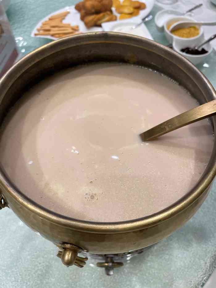 巴音浩日娲酒楼(万丰路总店)-"应该是附近最大的一个饭店,晚上还有