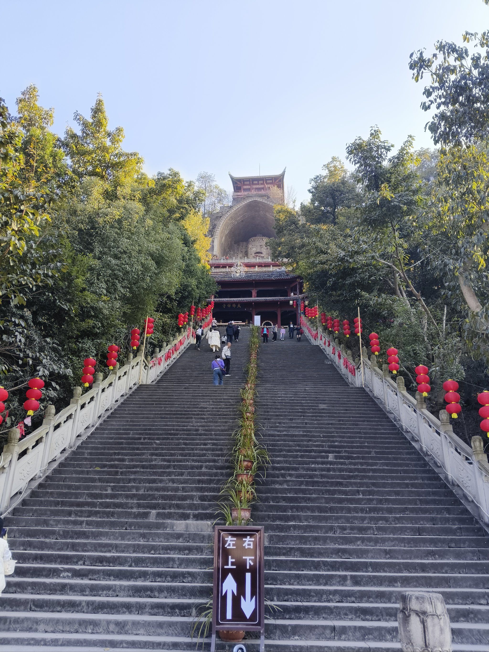 荣县大佛景区有大佛寺,齐名乐山大佛,有嘉州天下第一巨佛,荣州天下第