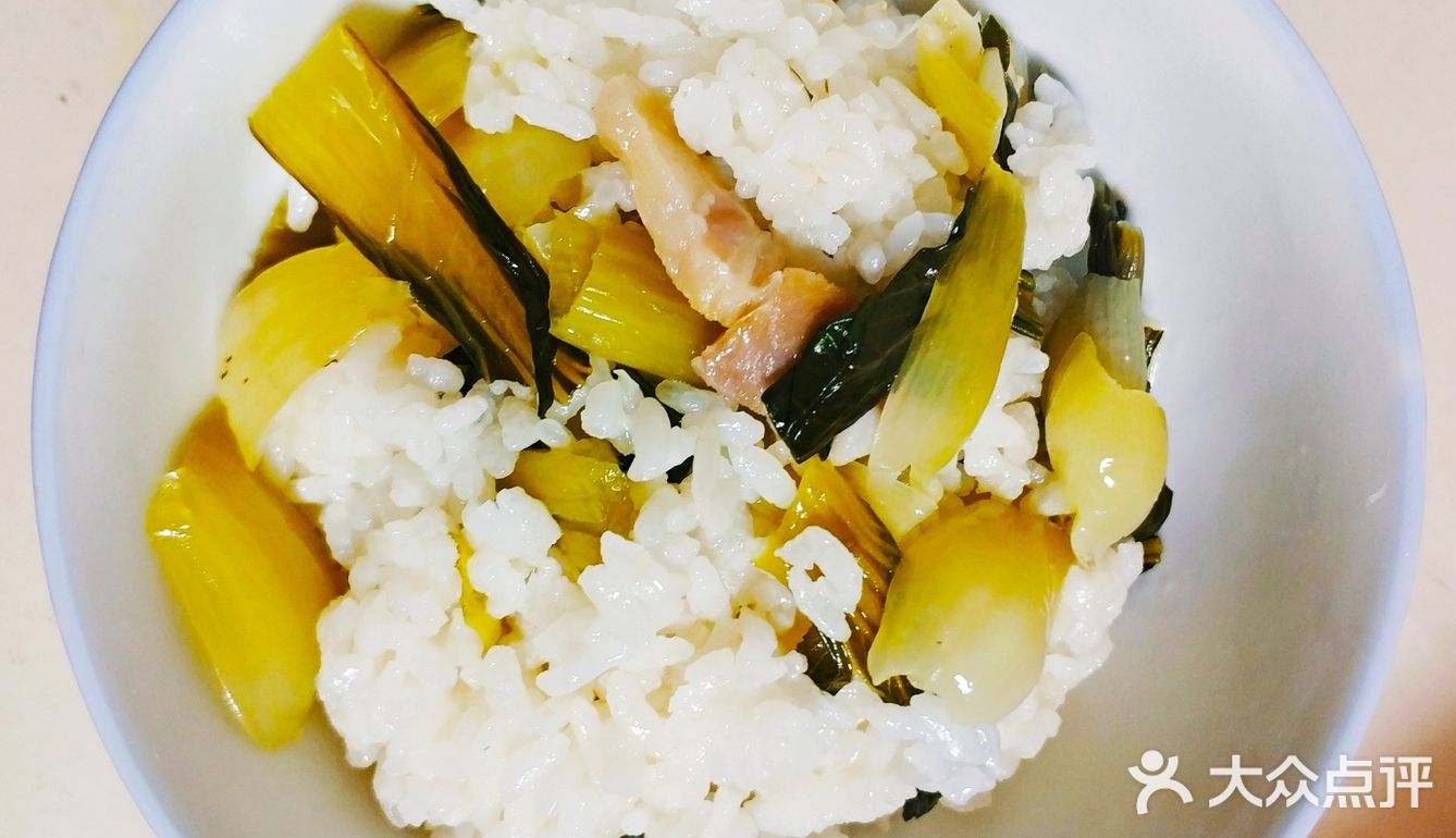 香喷喷的猪油菜饭，油亮亮的米饭，腊肉的咸香，太好吃！