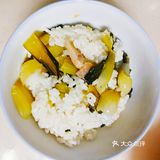 香喷喷的猪油菜饭，油亮亮的米饭，腊肉的咸香，太好吃！