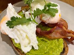 鸡蛋培根牛油果酱吐司-Wagas沃歌斯(太古汇店)