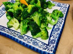 清炒西兰花-金牌餐厅·天津菜·八珍豆腐·老爆三(瓷房子店)
