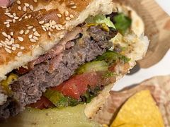 经典牛肉汉堡-ZEMOCAFE·FUSION FOOD(西交利物浦店)