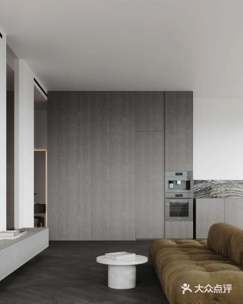 客厅黄色的沙发，在深木色衬托中显得时尚优雅