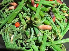 南瓜尖炒腊肉-湖南人家·家传湖南菜(水围店)