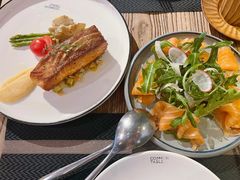 香煎三文鱼-Common Table · Brunch & Coffee
