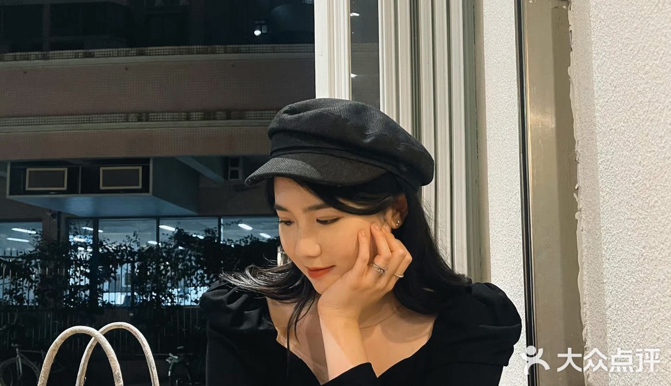 夹脚鞋与鱼子酱