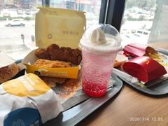 草莓麦炫酷-麦当劳(学院大街店)