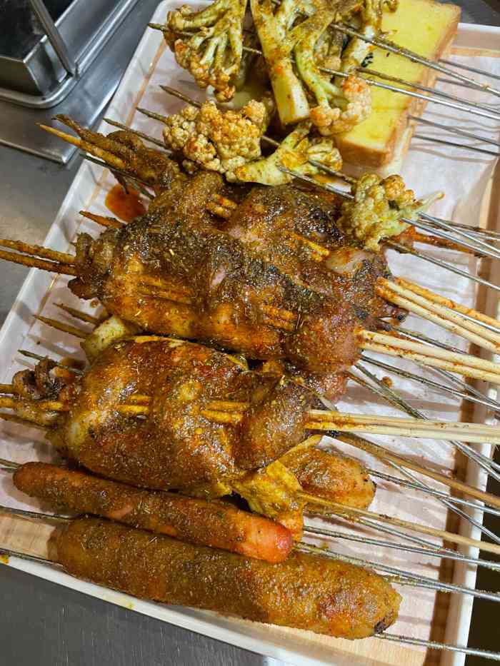 绿地三只羊羊肉串(奥体店)-"[薄荷]环境:环境很不错的店,地方也够.