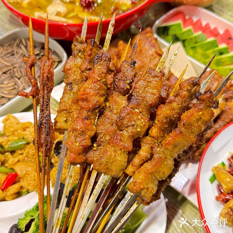 才知道能发实况图了…那就来看看开封烧烤届…