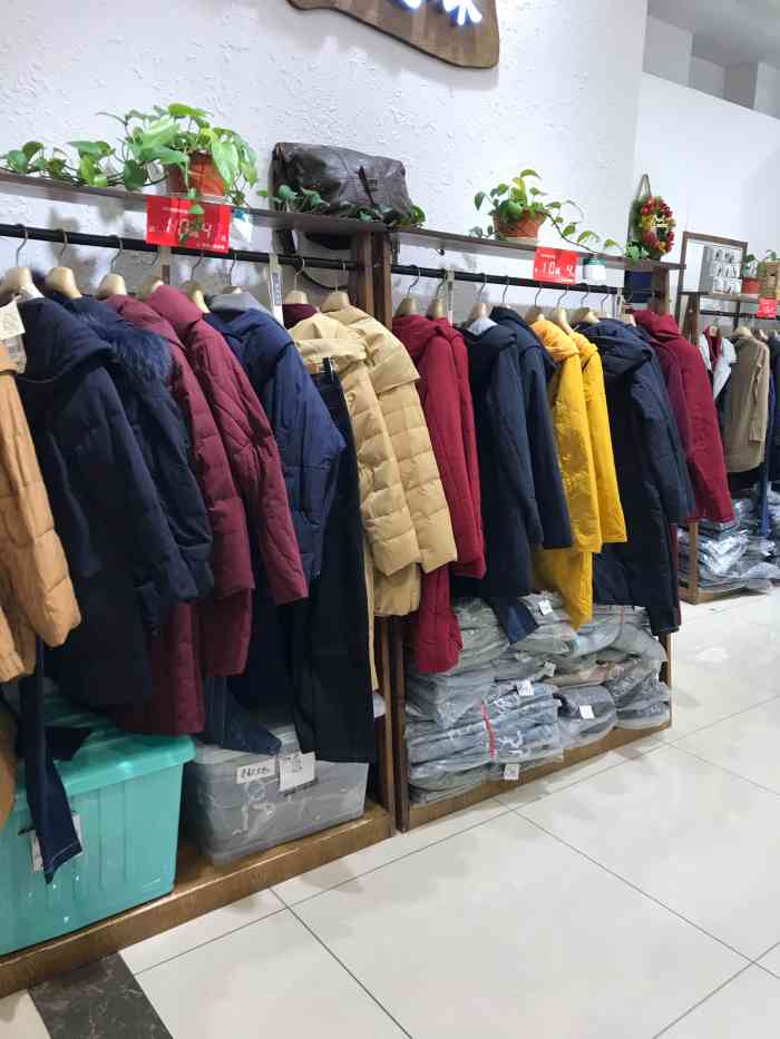 无色无味是一家女装品牌服饰店铺位于苏州市人民商场的二楼,这个品牌