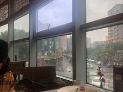 靠窗位-蜜桃餐厅·伴山(湖滨商业街店)