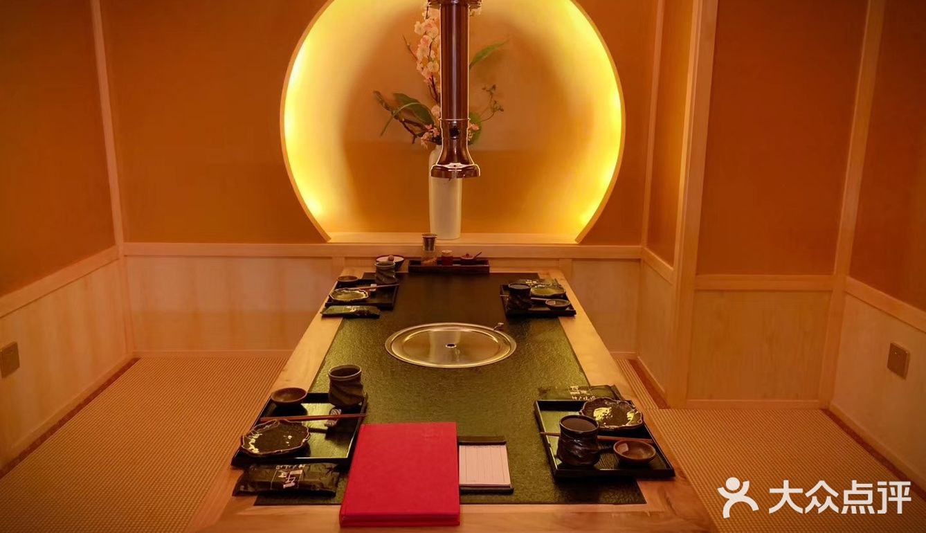 牛眼肉和五花肉肥瘦相间，经服务员的烤炙，香气扑鼻