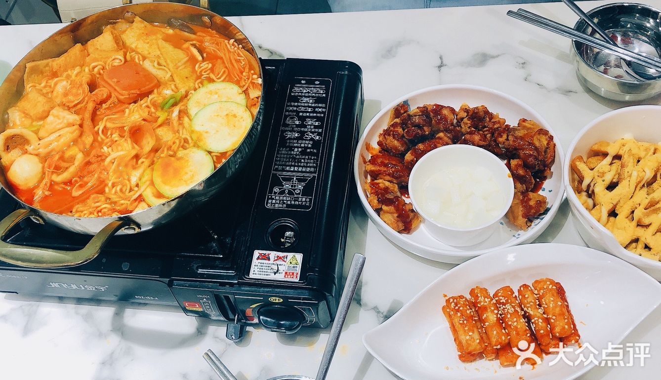 在中学旁边，餐厅和小吃店都很多