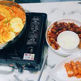 在中学旁边，餐厅和小吃店都很多