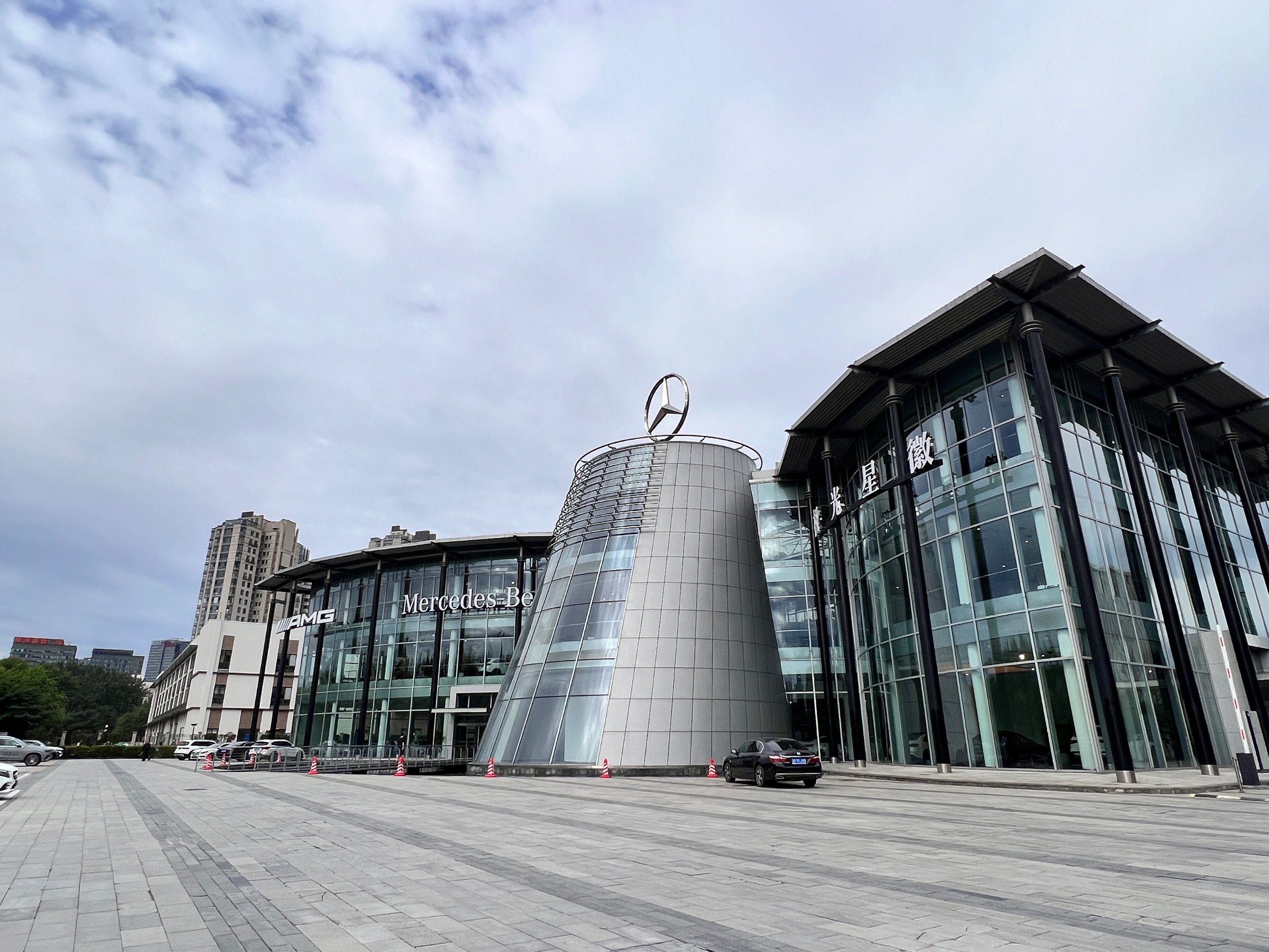 城市地标下的奔驰记