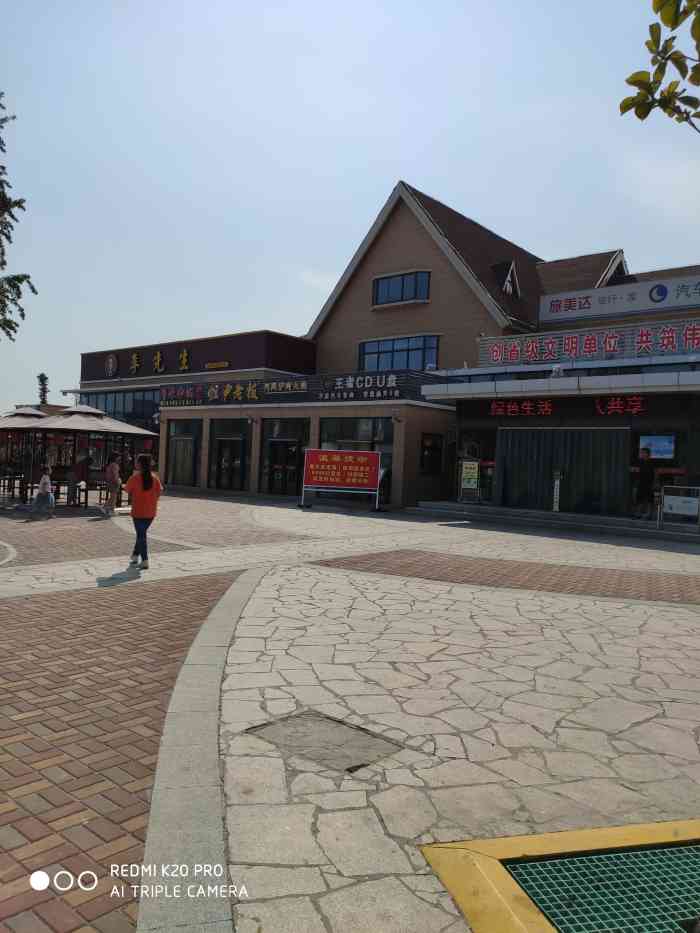 鹤壁服务区美食广场-"鹤壁服务区东西挺多的,公厕,加油站,餐厅.