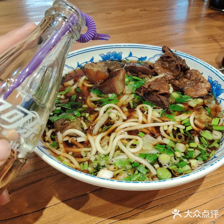 牛肉面热乎乎