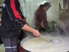 大锅正在煮豆浆-云南大锅豆浆店