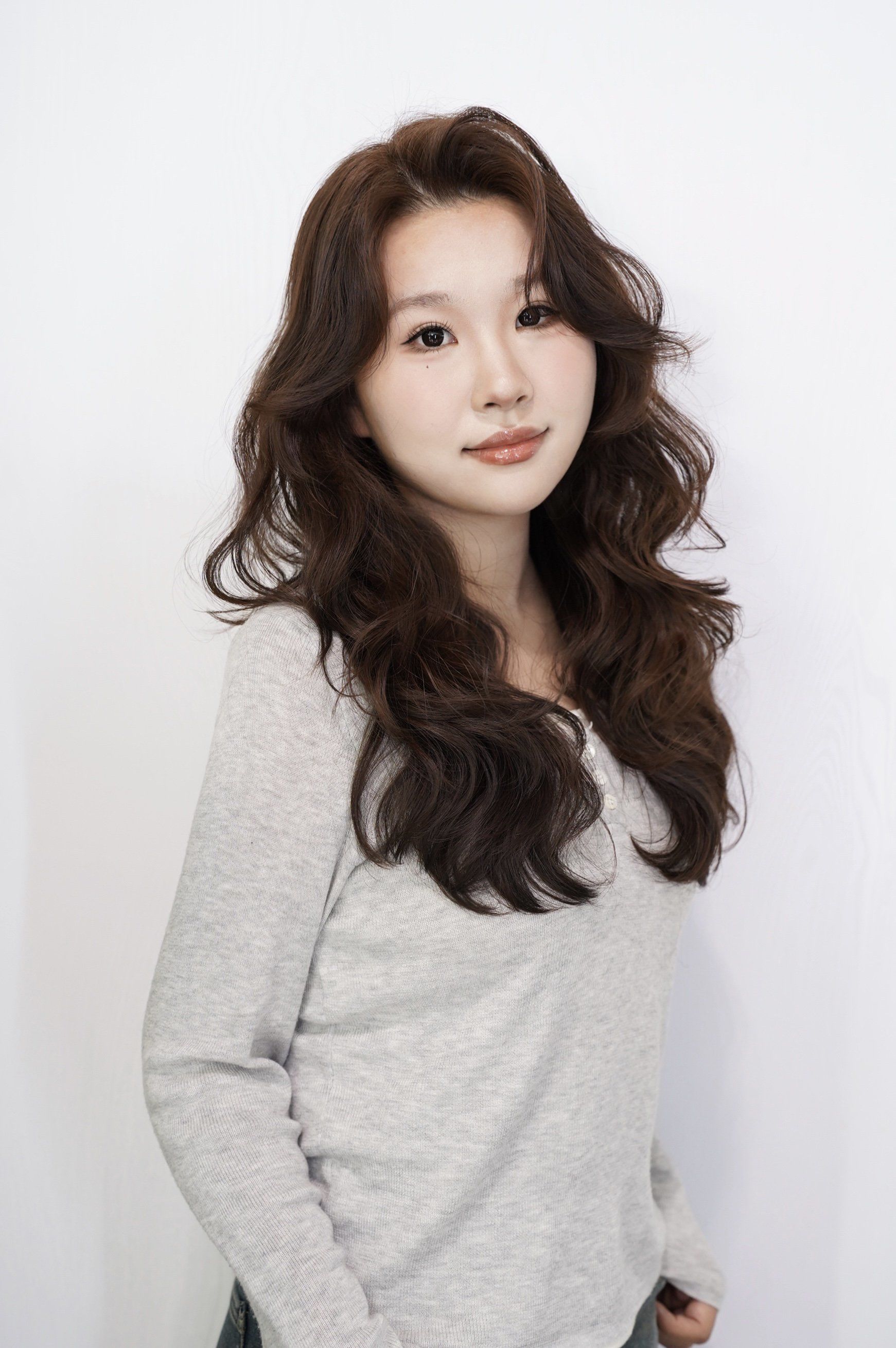 卷发女孩的自然魅力