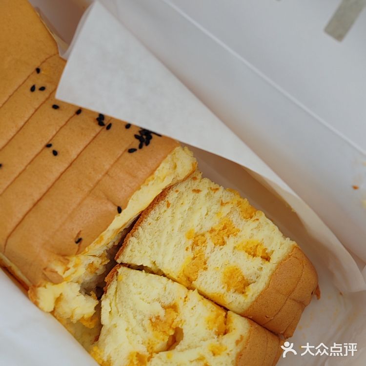 其貌不扬，但口感惊艳的咸蛋黄蛋糕