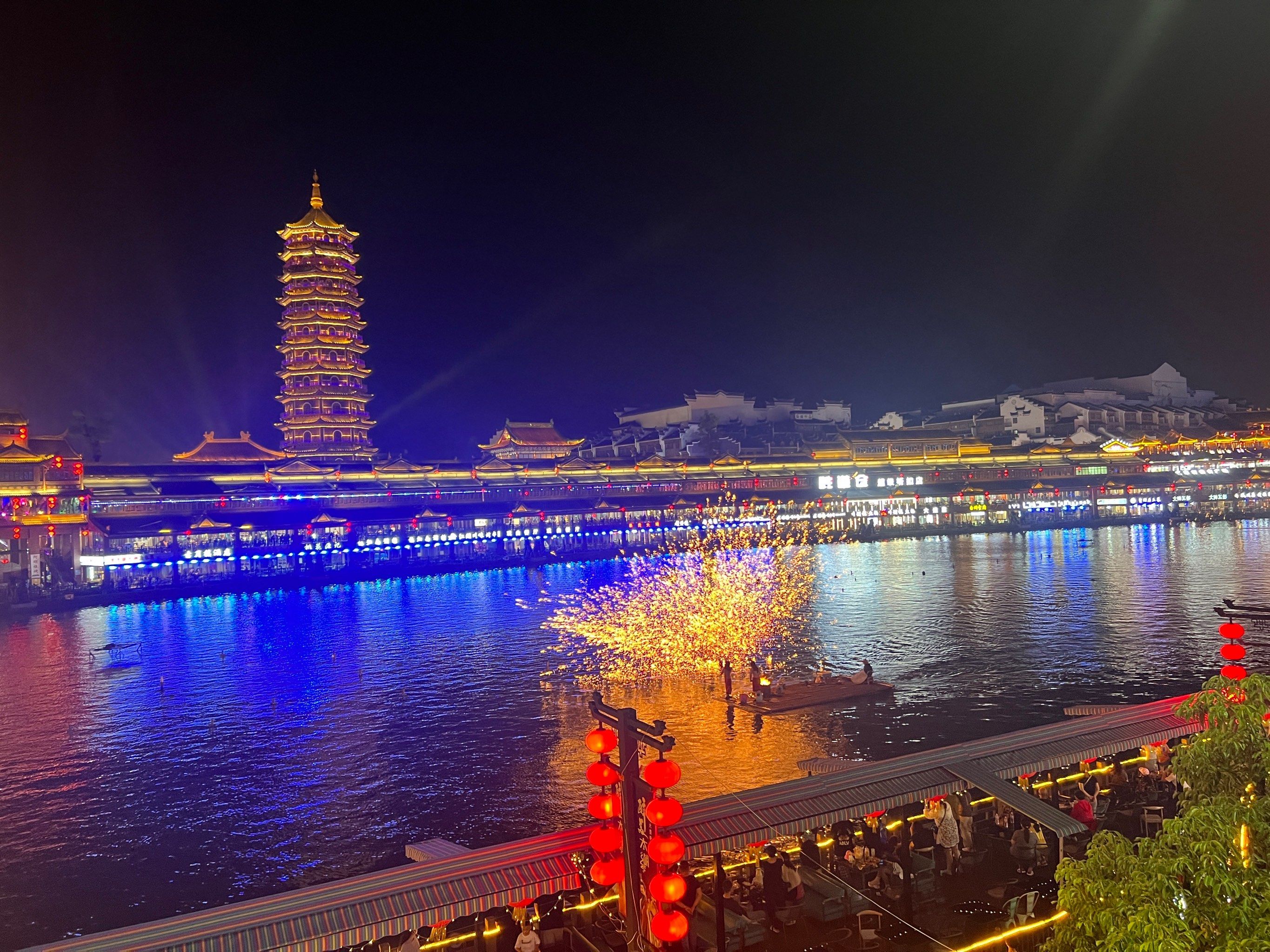夜晚的太湖古镇美不胜收!