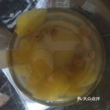 在锅里放上一锅水，然后加点盐
