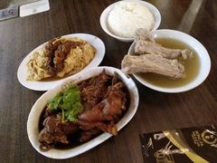 焖凤爪与腐竹-松發肉骨茶(先得坊店)