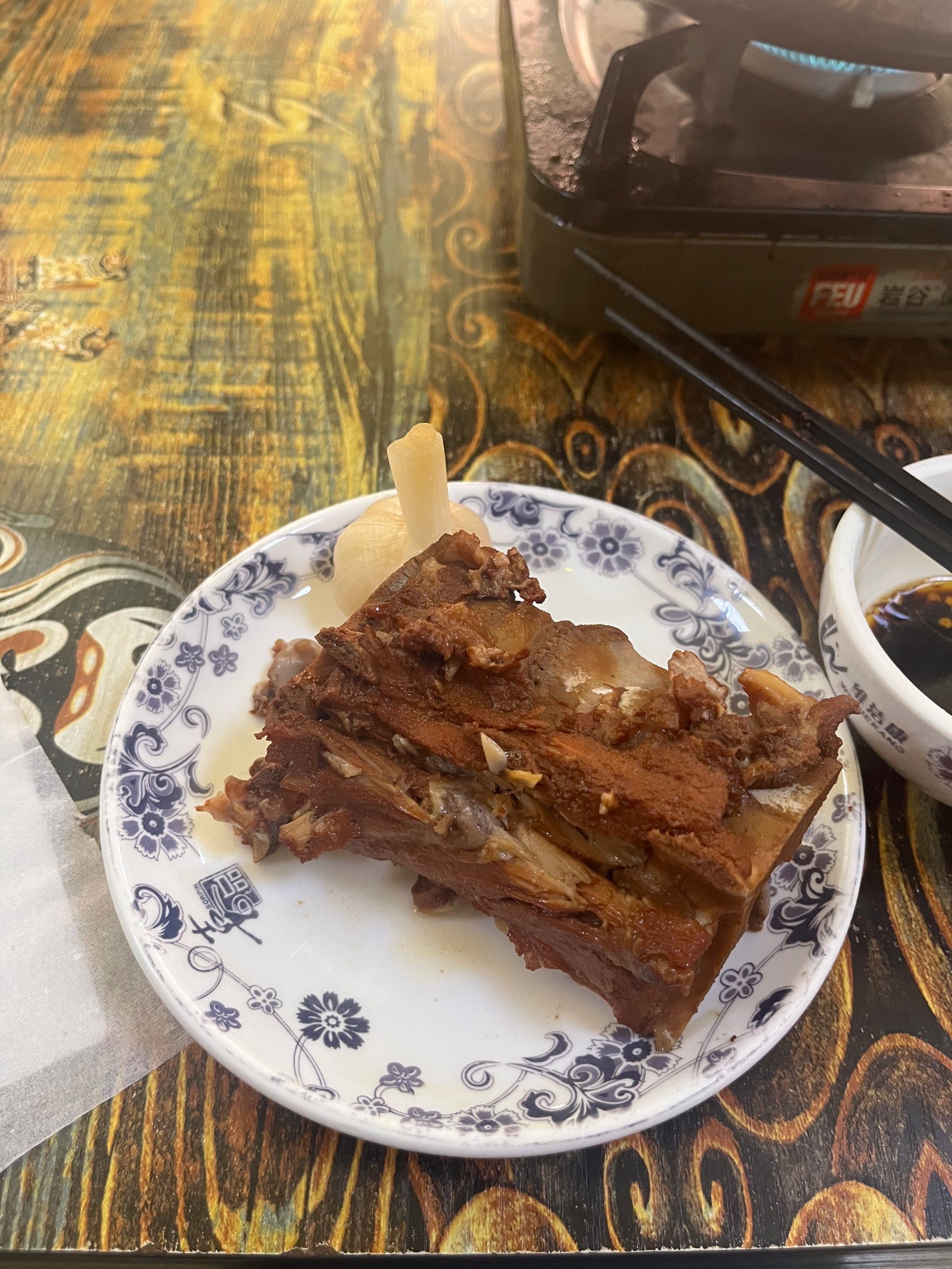 n[流泪]而且她家超级干净,酱骨是妈妈的味道.还不咸!