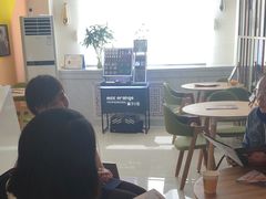 -丽妍美容美发化妆美甲学校