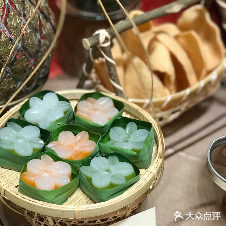 虾片，泰式火锅，泰式酸辣虾仁，甜品等，美食盛宴