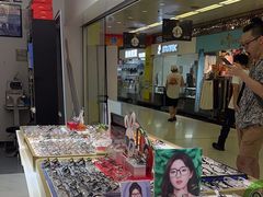 -美式眼镜·授权蔡司.依视路.尼康.豪雅.明月(人民广场店)